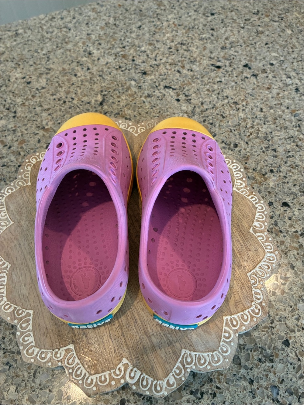 C8 Native Kid’s Jefferson Sugarlite Slip-On Chillberry Pink/Pineapple Yellow - Picture 5 of 8